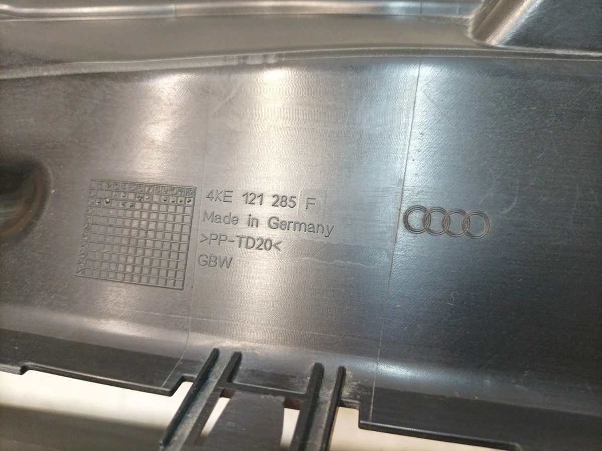 Front upper air duct with damage Audi E-tron 4KE121285F