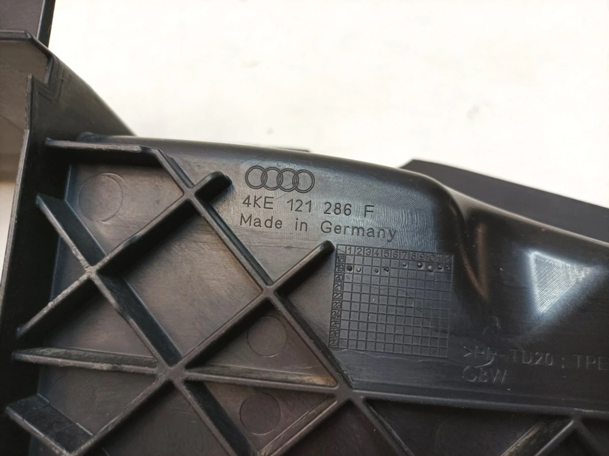 Воздуховод передний нижний Audi E-tron 4KE121286F