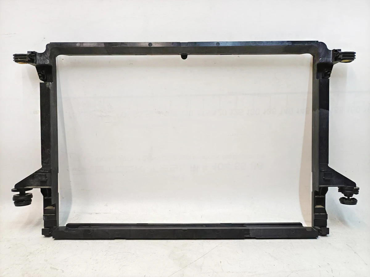 Рамка радіатора охолоджувальної рідини Audi E-tron 4KE121360A