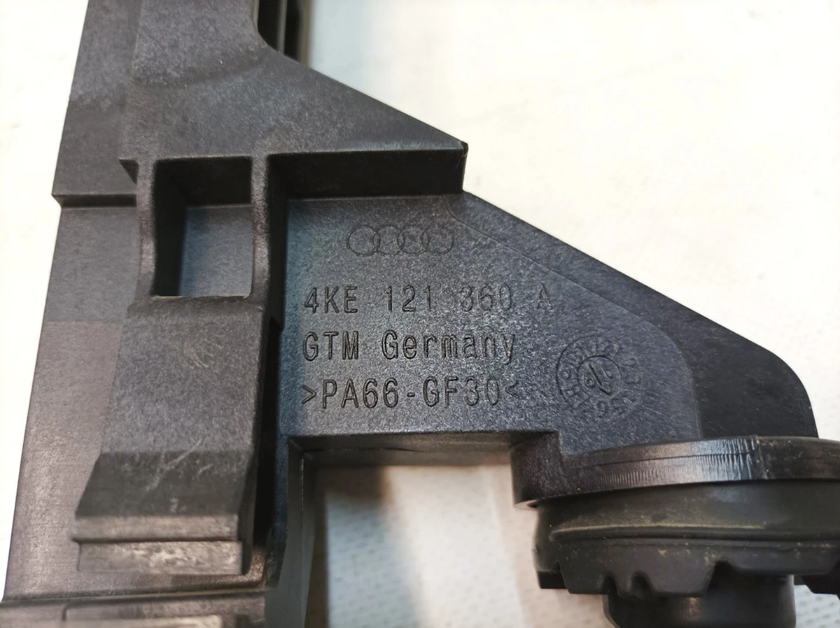 Рамка радіатора охолоджувальної рідини Audi E-tron 4KE121360A