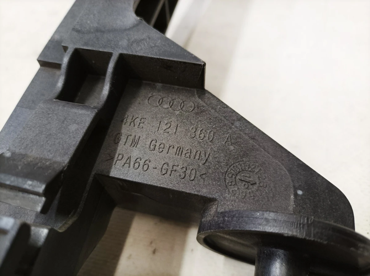 Рамка радіатора охолоджуючої рідини з пошкодженням Audi E-tron 4KE121360A