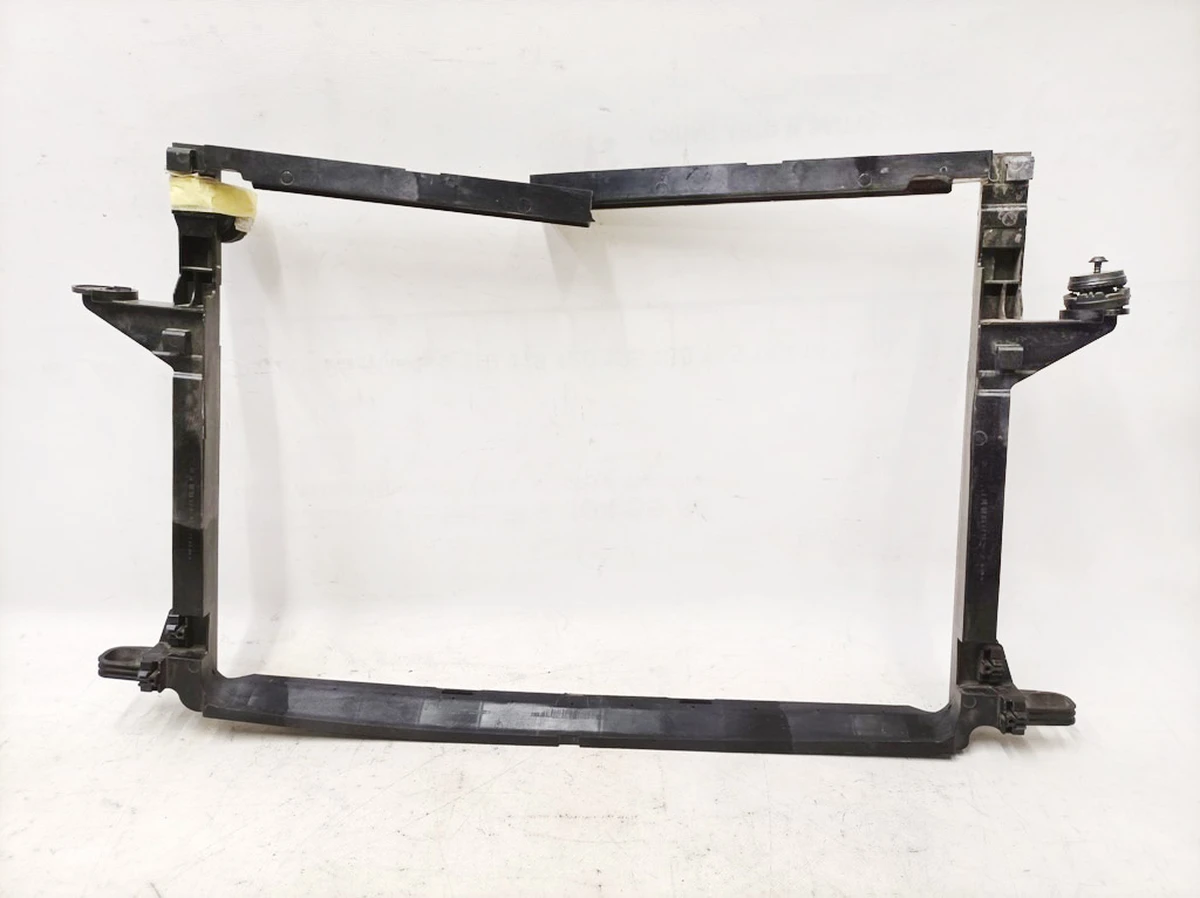 Рамка радіатора охолоджуючої рідини з пошкодженням Audi E-tron 4KE121360A