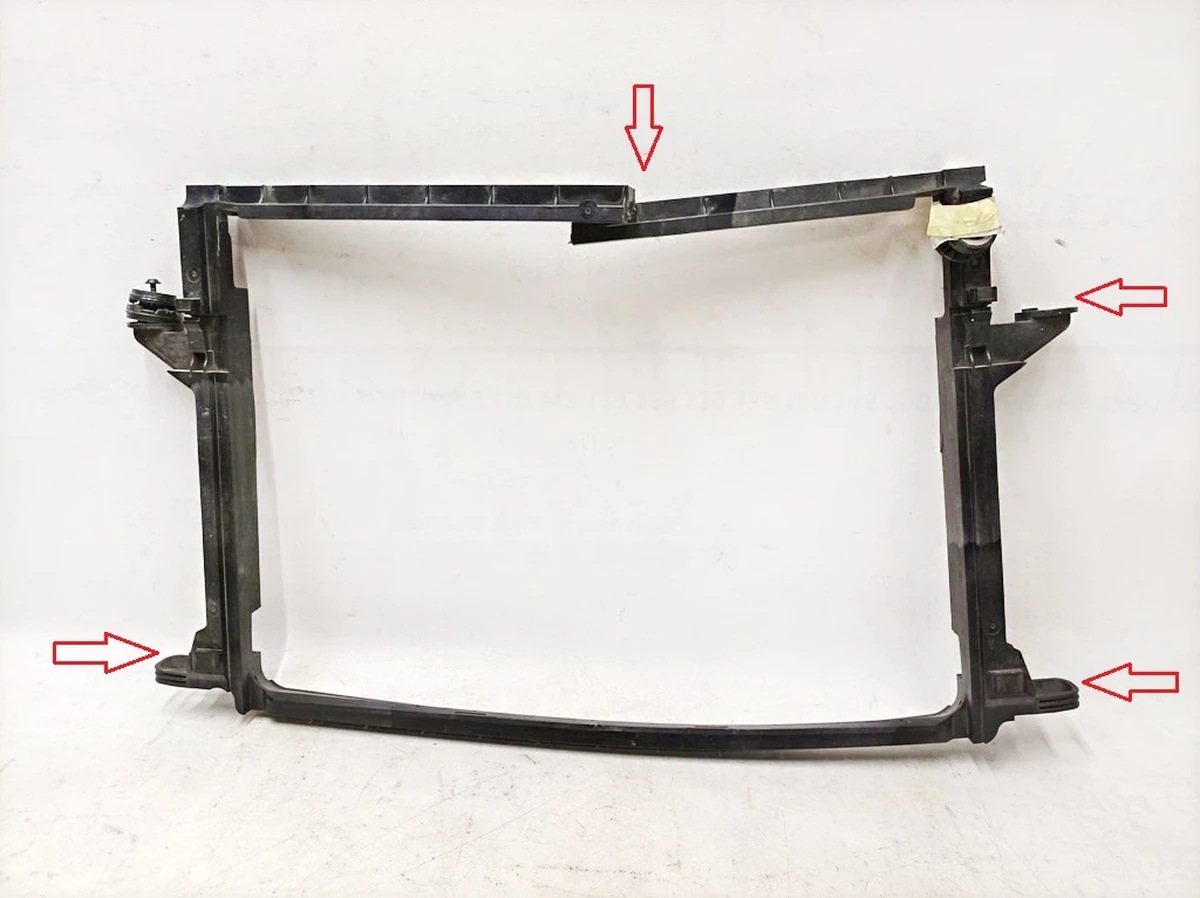 Рамка радіатора охолоджуючої рідини з пошкодженням Audi E-tron 4KE121360A