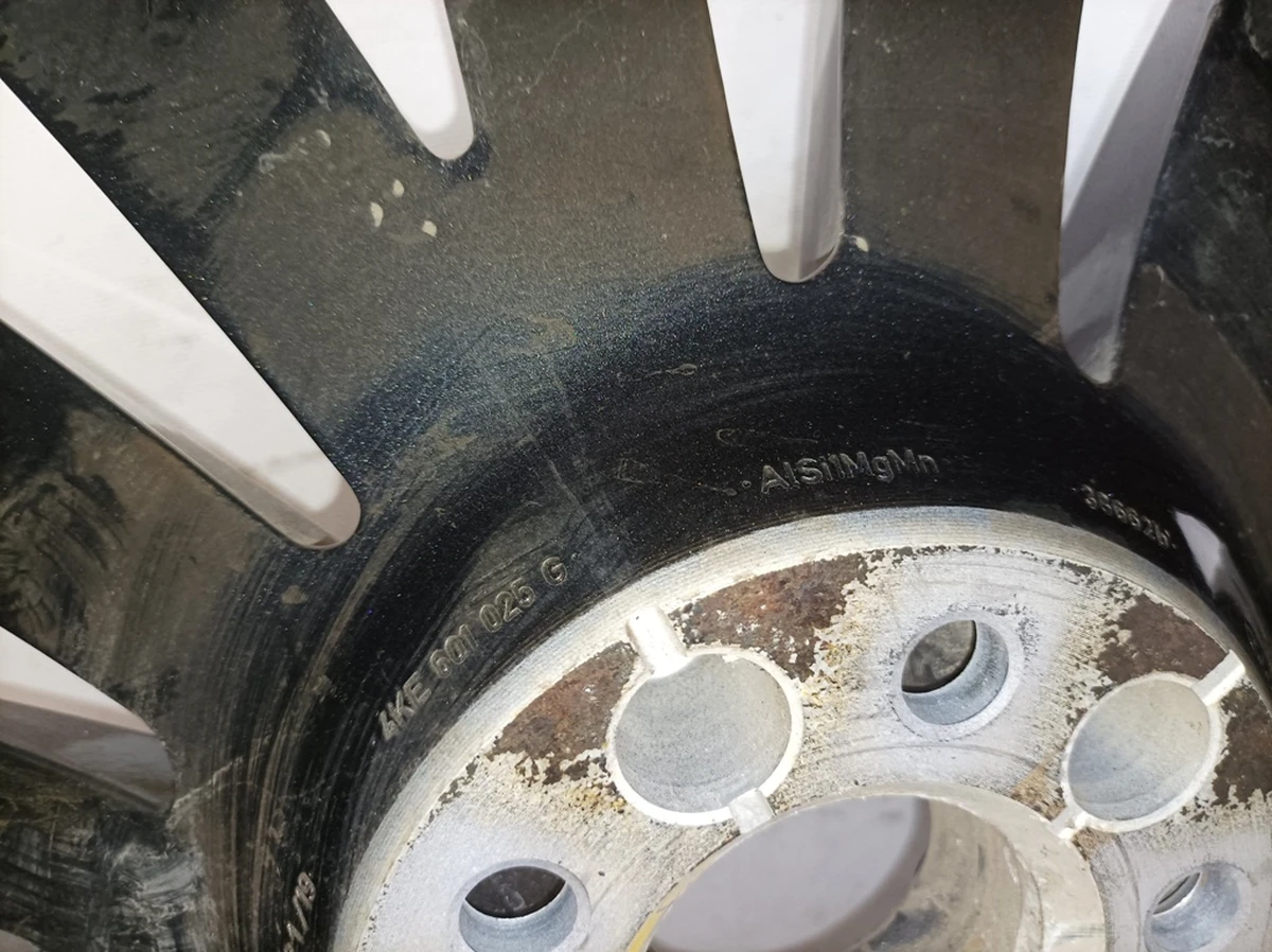 Aluminum rim E9,5JX21H2 ET36 minor damage Color code: JG3 Audi E-tron 4KE601025G