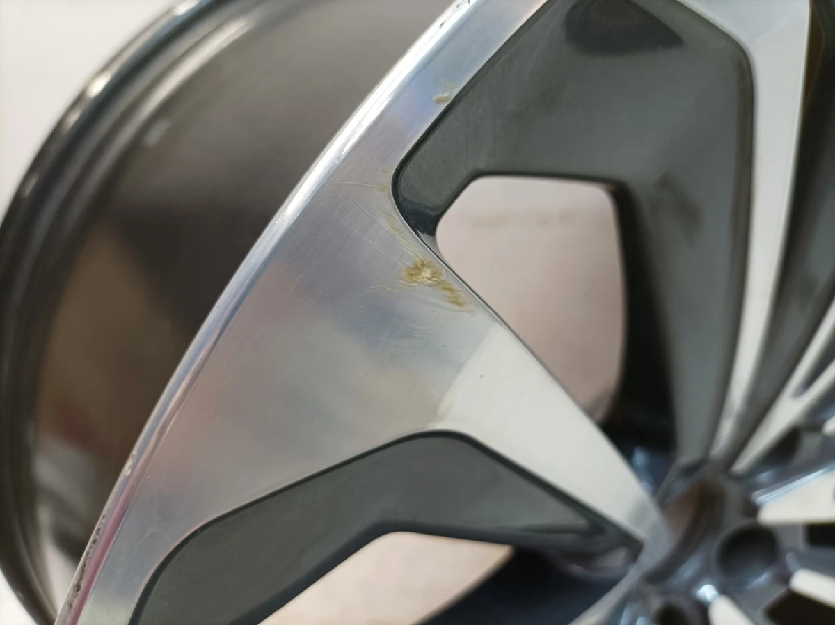 Aluminum rim E9,5JX21H2 ET36 minor damage Color code: JG3 Audi E-tron 4KE601025G