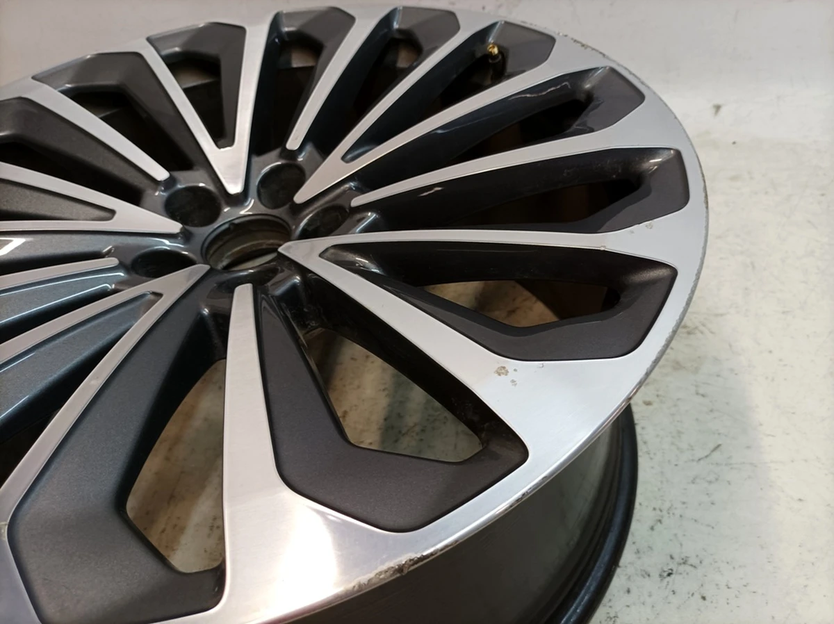 Aluminum rim E9,5JX21H2 ET36 damage Color code: JG3 Audi E-tron 4KE601025G