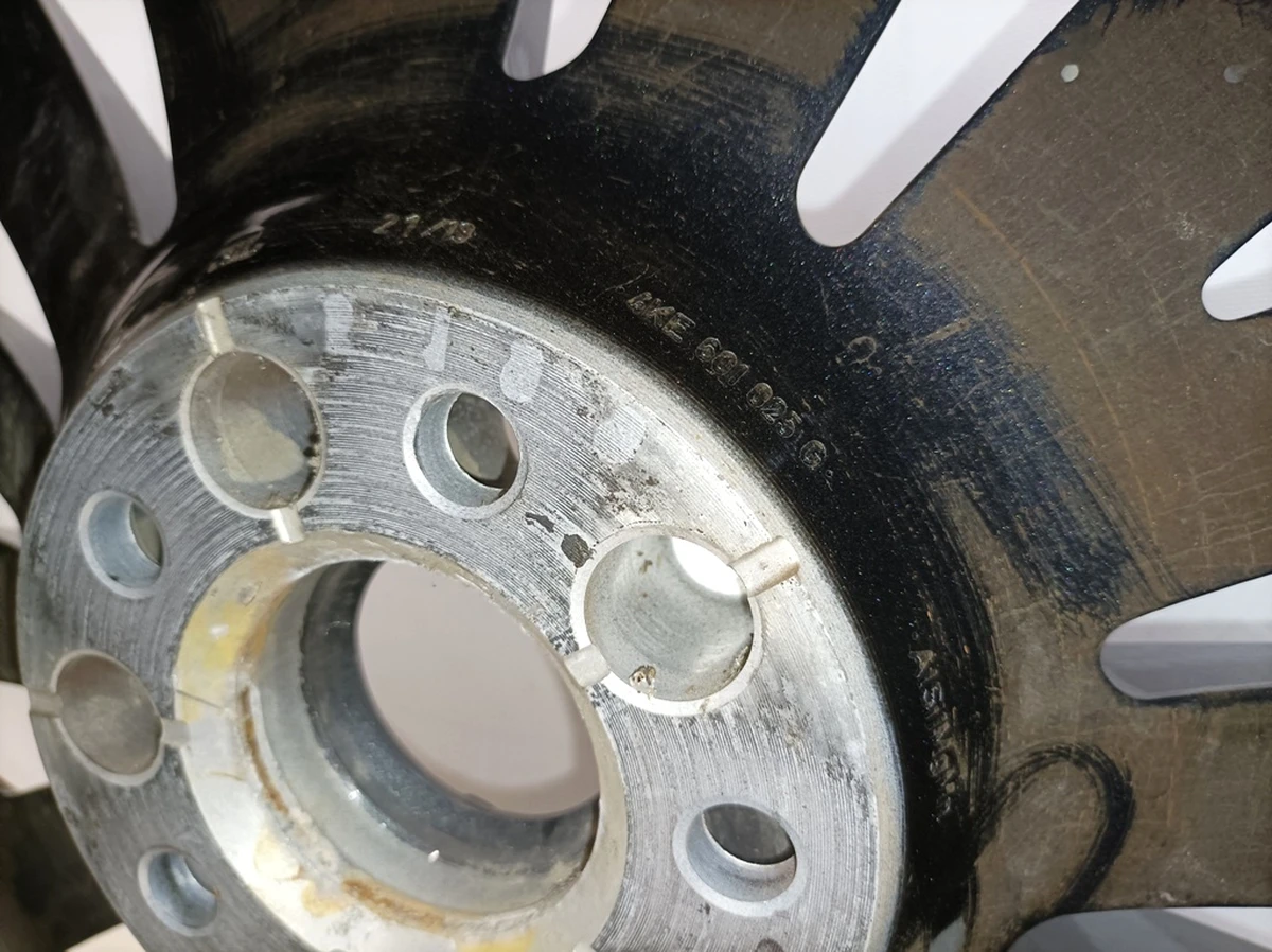 Aluminum rim E9,5JX21H2 ET36 damage Color code: JG3 Audi E-tron 4KE601025G