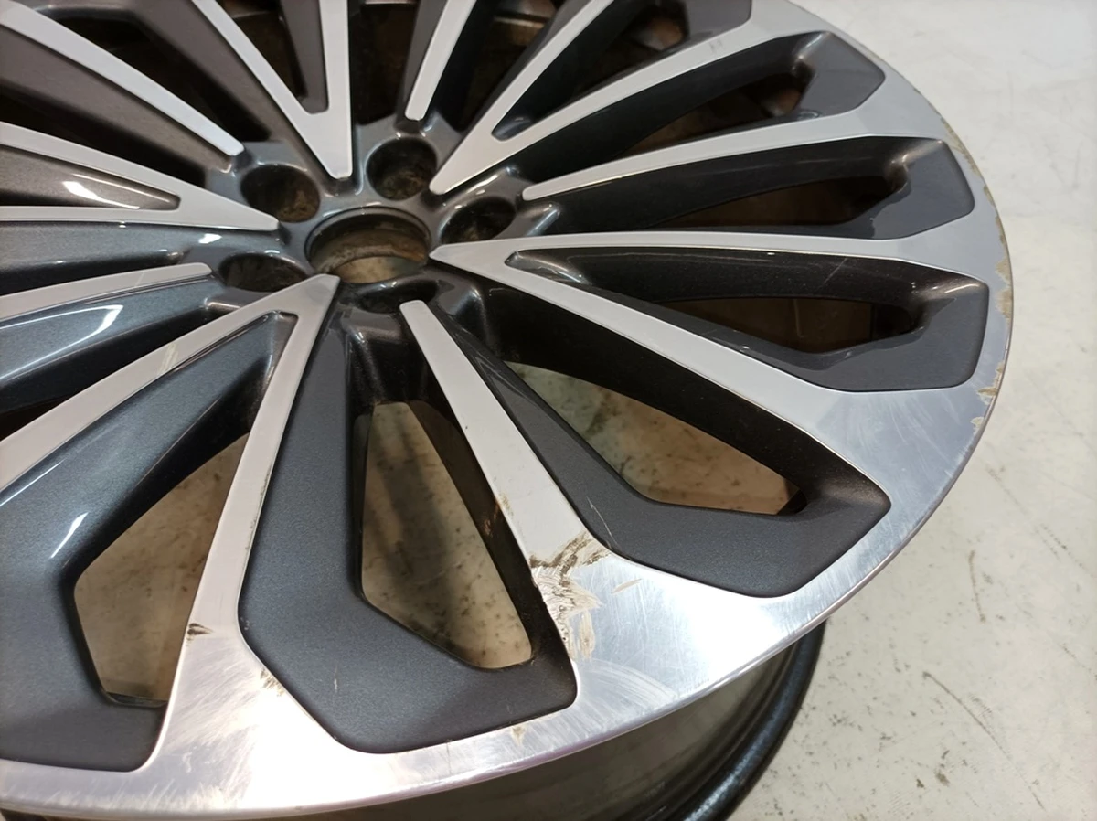 Диск алюмінієвий E9,5JX21H2 ET36 пошкодження Код кольору: JG3 Audi E-tron 4KE601025G