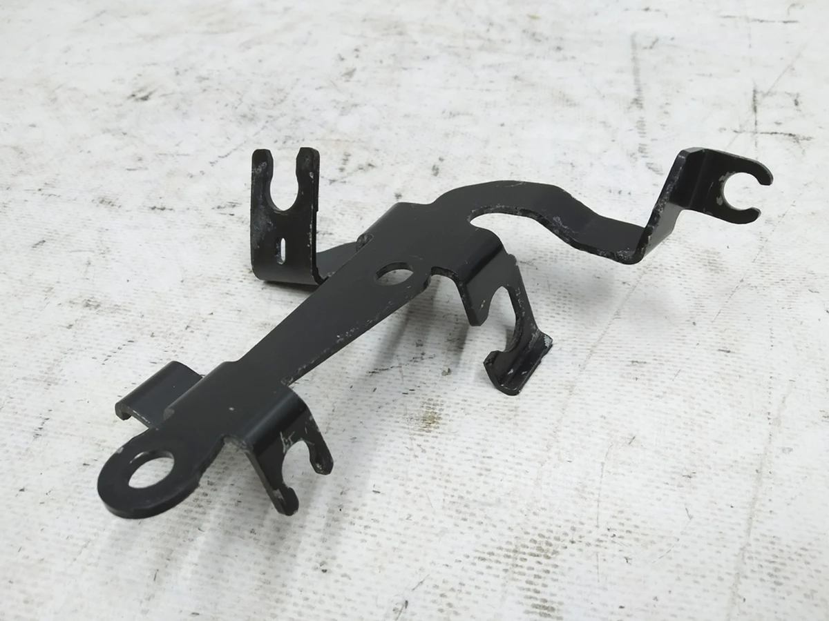 Кронштейн тормозного шланга передний левый Audi E-tron 4KE611845A