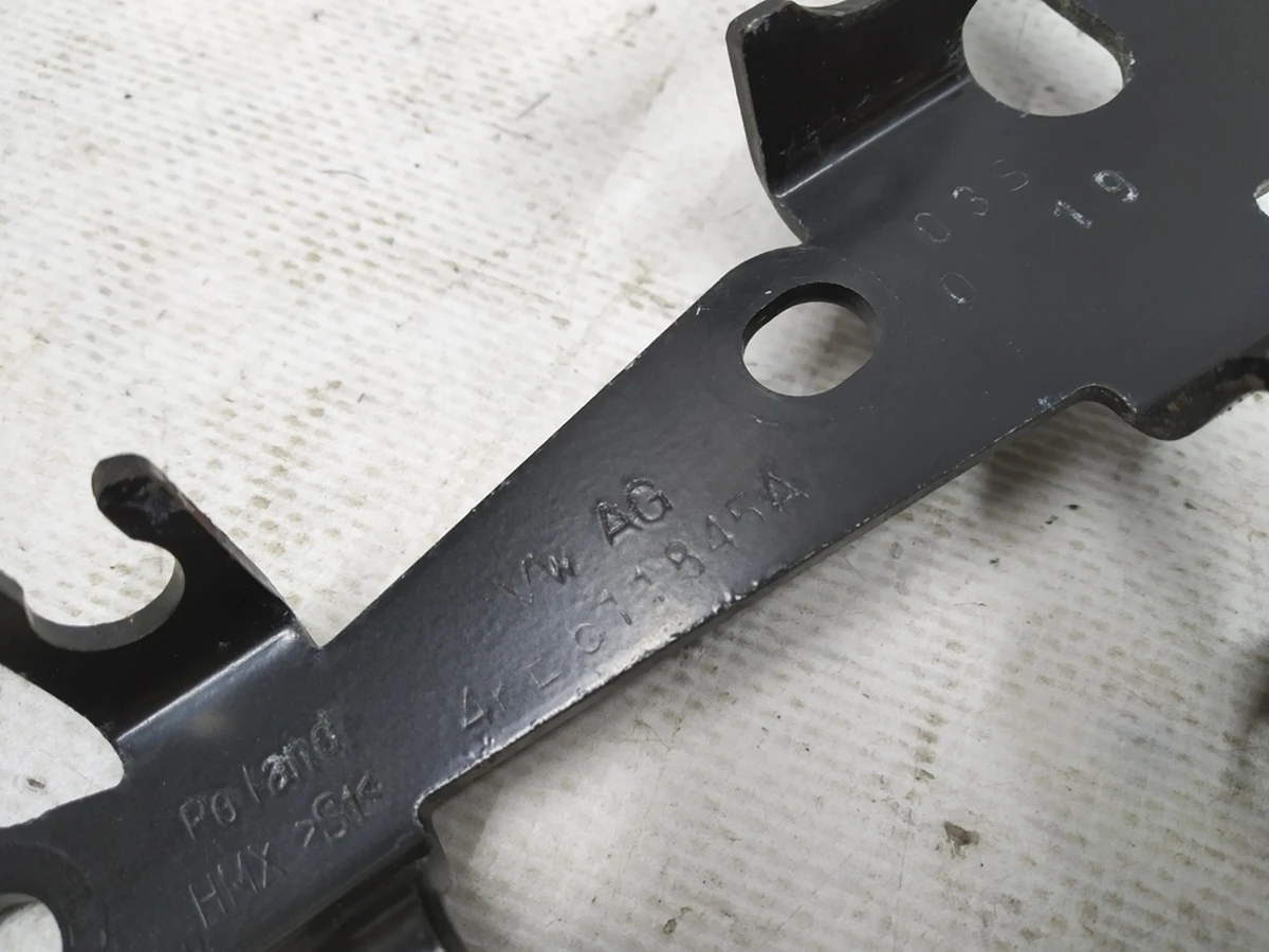 Кронштейн тормозного шланга передний левый Audi E-tron 4KE611845A