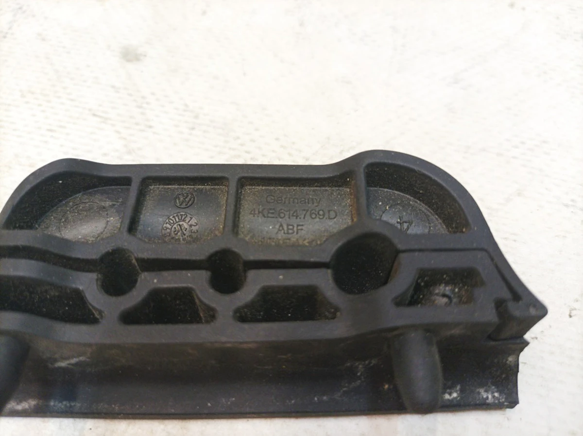 Тримач гальмівного трубопроводу Audi E-tron 4KE614769D