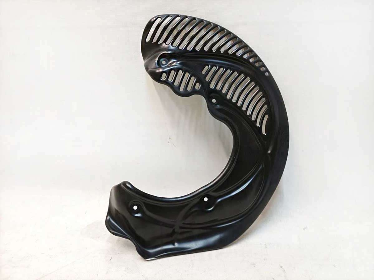 Щиток тормозного диска правый с мелким повреждением Audi E-tron 4KE615312