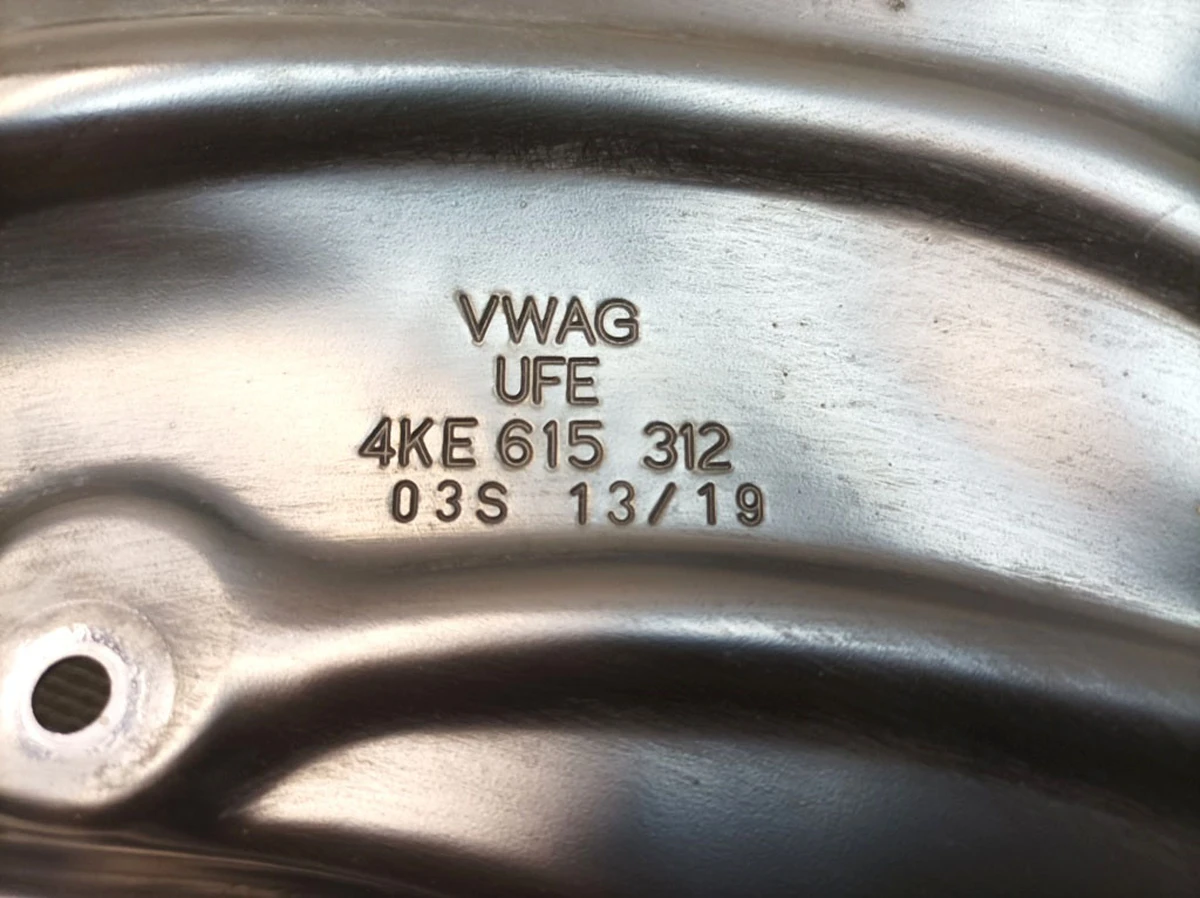 Щиток тормозного диска правый с мелким повреждением Audi E-tron 4KE615312