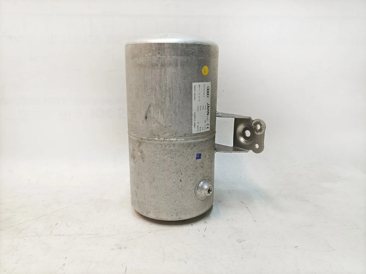 Аккумулятор давления правый Audi E-tron 4KE616204A