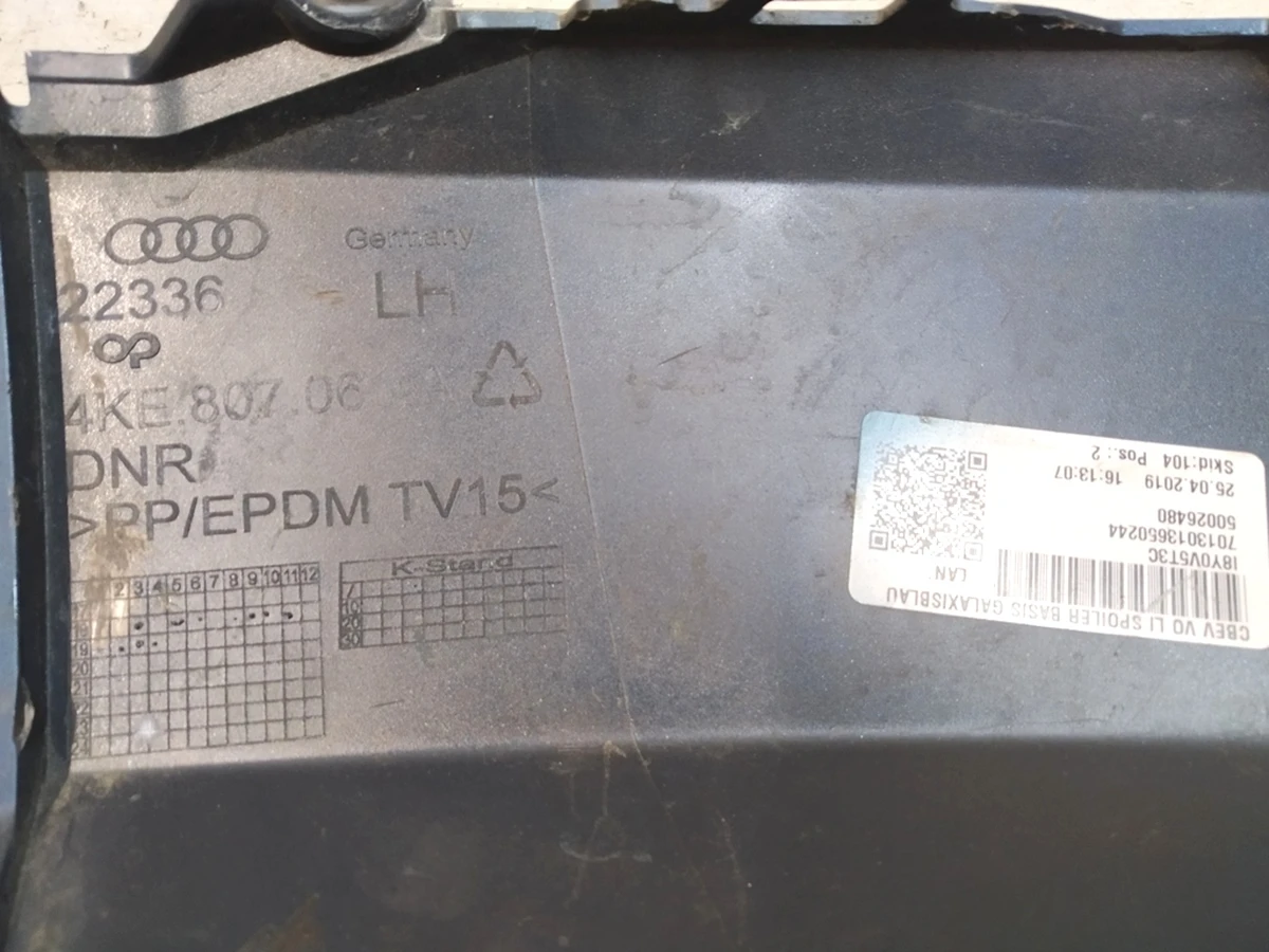 Спойлер облицювання переднього бампера лівий з пошкодженням LV5Z Audi E-tron 4KE807061A