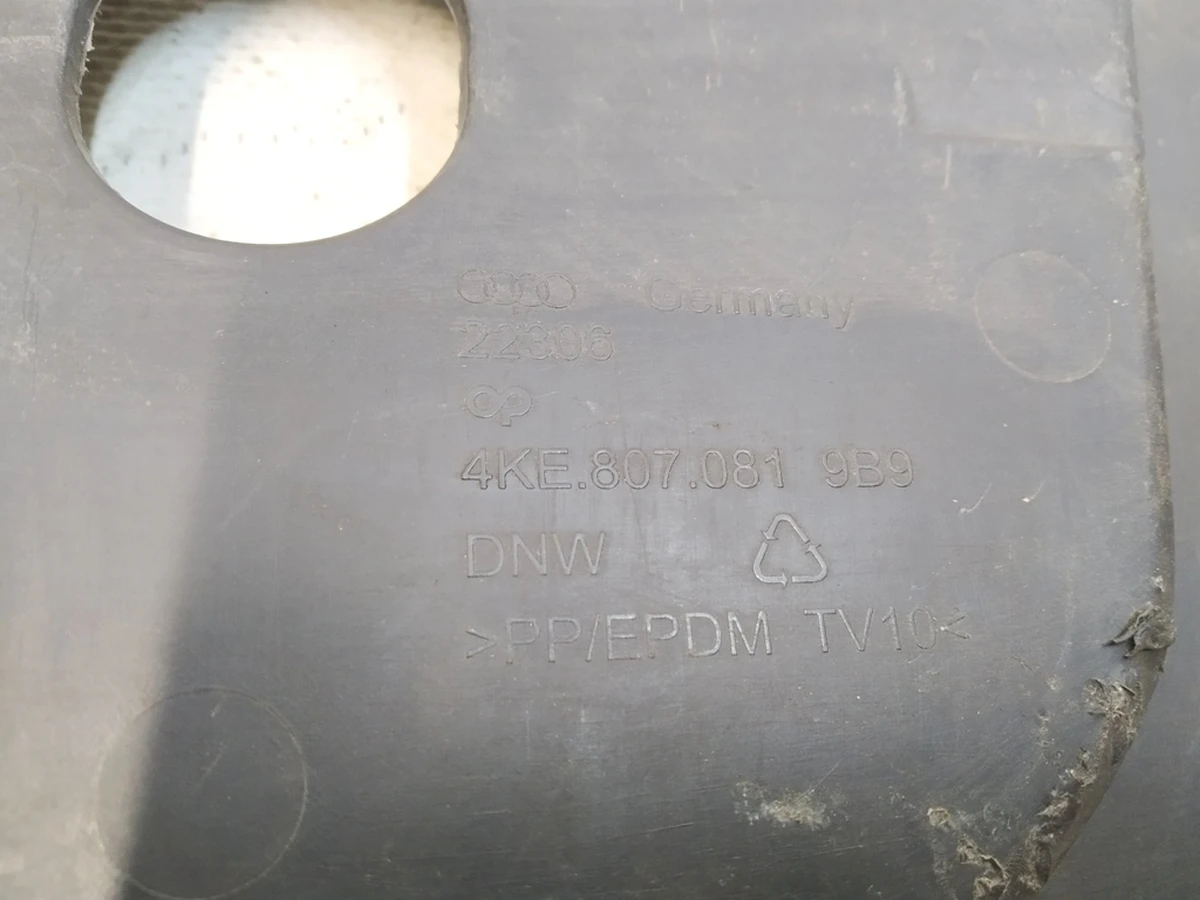 Облицовка подкапотного пространства с повреждением Audi E-tron 4KE807081