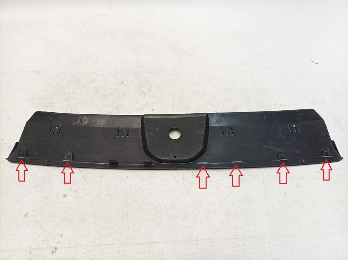 Облицовка подкапотного пространства с повреждением Audi E-tron 4KE807081