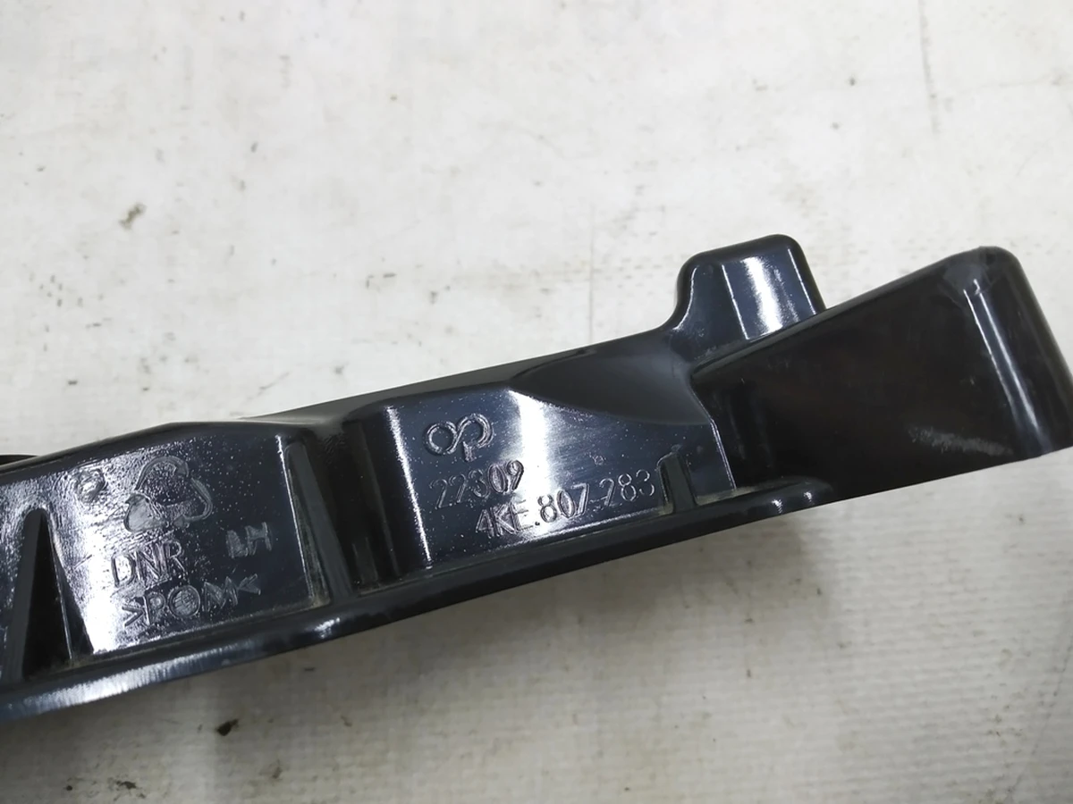 Направляющая бампера переднего левая с повреждением Audi E-tron 4KE807283