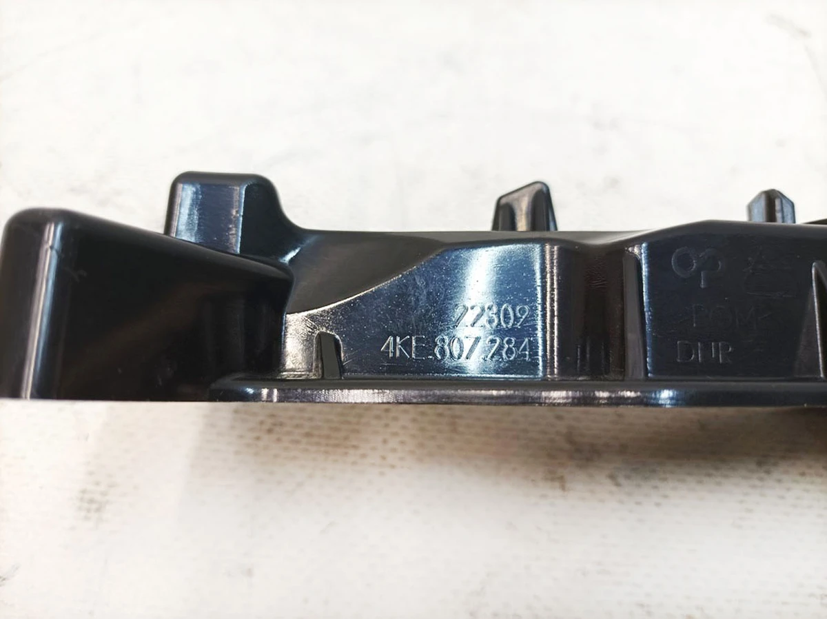 Напрямна бампера переднього права Audi E-tron 4KE807284