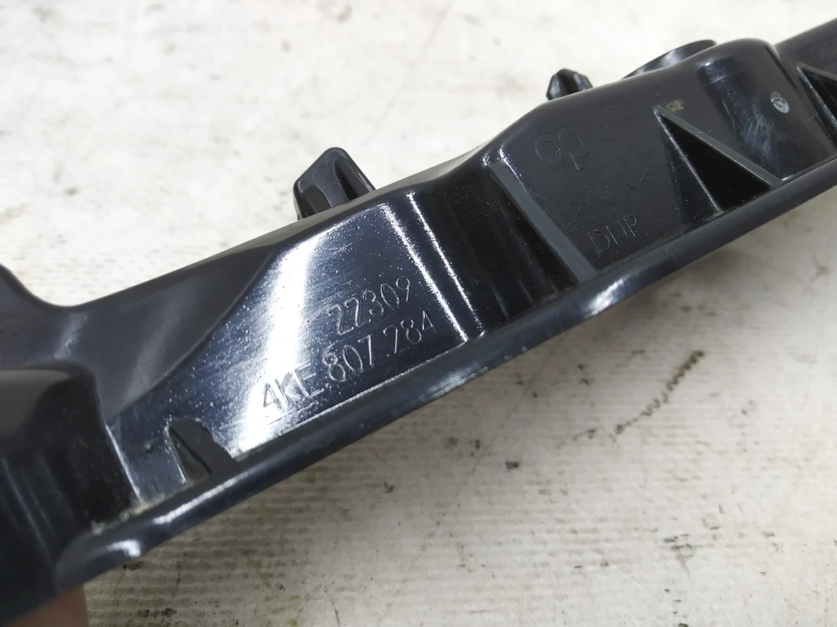 Front right bumper guide with damage Audi E-tron 4KE807284