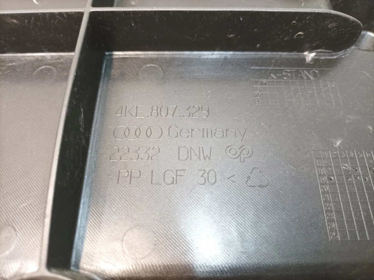 Тримач стрічковий бампера заднього Audi E-tron 4KE807329