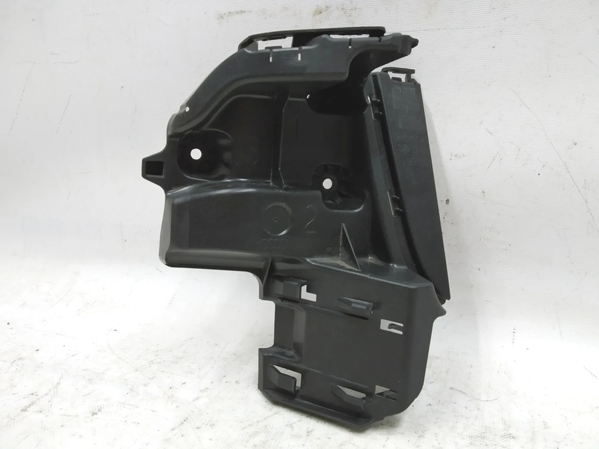 Крепление бампера заднего замыкающая панель левая Audi E-tron 4KE807365