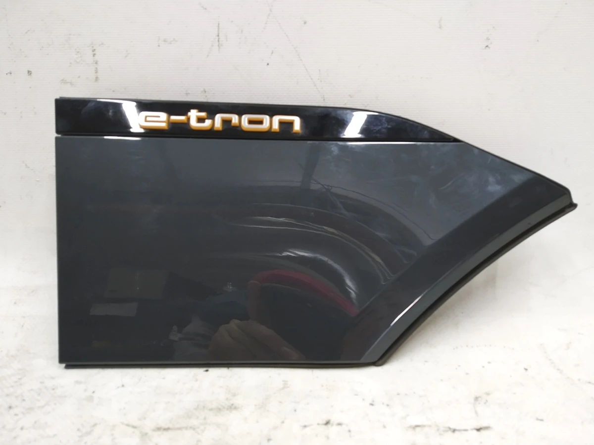 Кришка крила переднього правого LX7L з емблемою Audi E-tron 4KE810394