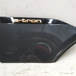 Крышка крыла переднего правого LX7L с эмблемой Audi E-tron 4KE810394