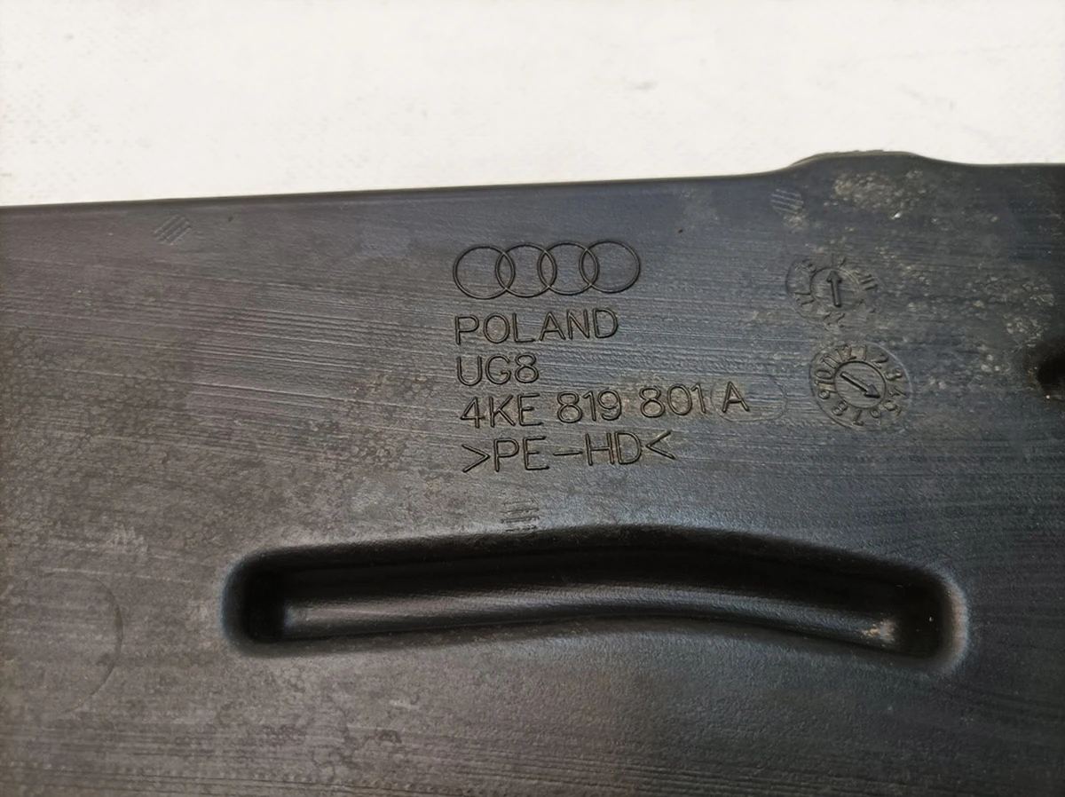 Воздуховод отопления задней части салона левый Audi E-tron 4KE819801A