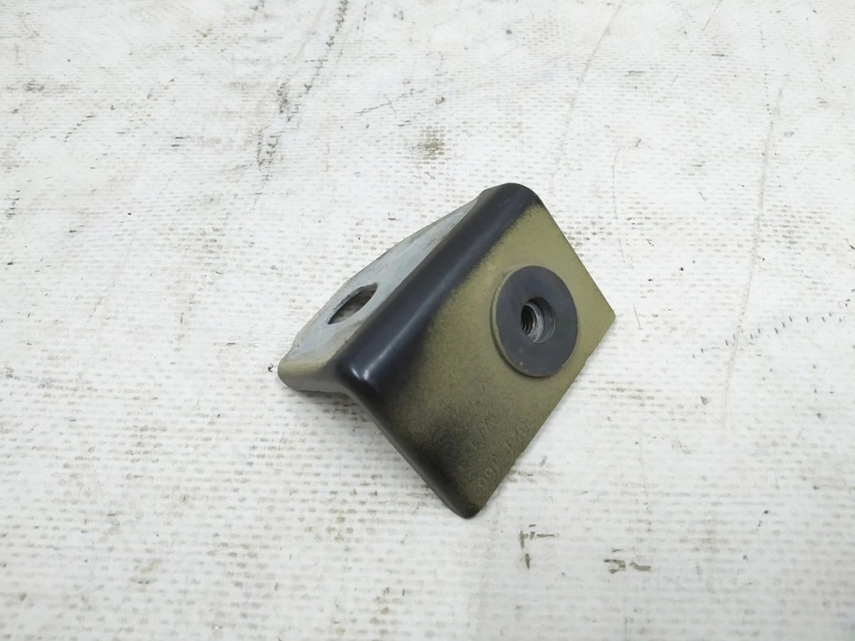 Кронштейн крила правий передній Audi E-tron 4KE821166