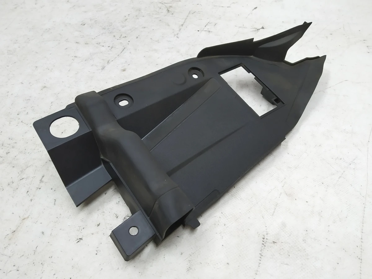 Накладка подкапотного пространства правая Audi E-tron 4KE821942A