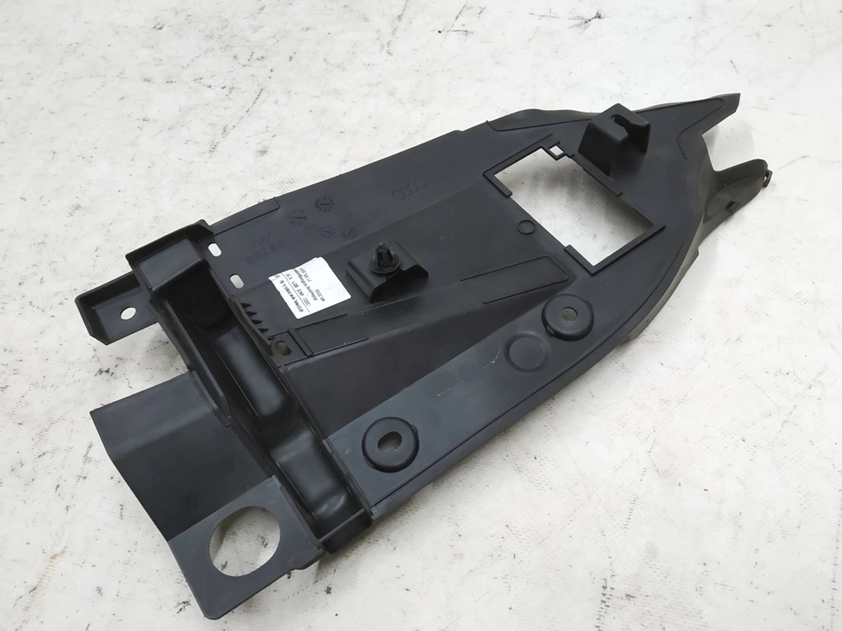 Накладка подкапотного пространства правая Audi E-tron 4KE821942A