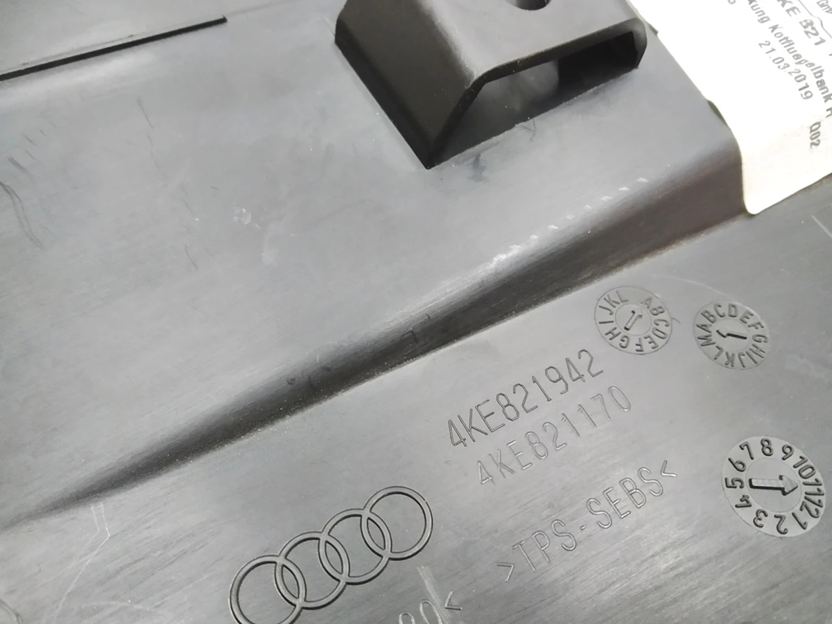 Накладка подкапотного пространства правая Audi E-tron 4KE821942A