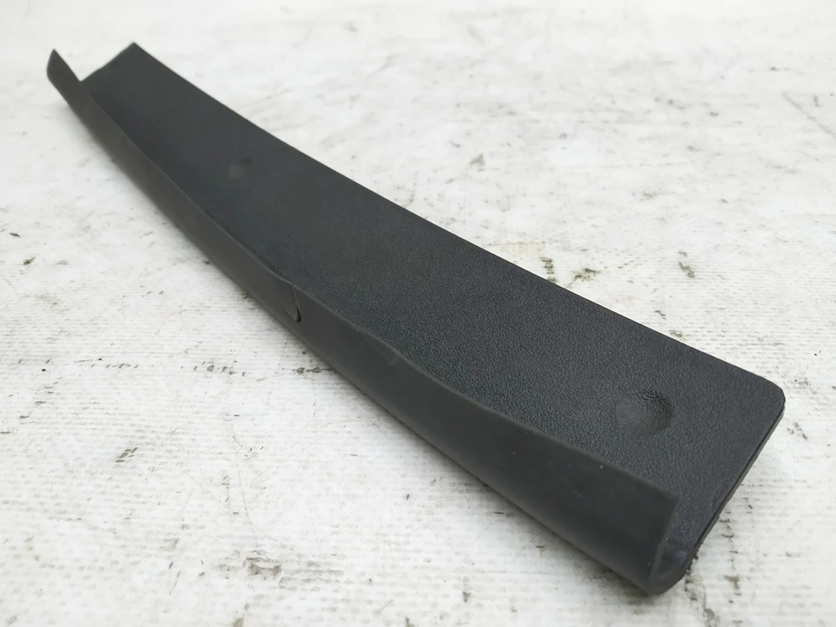 Накладка уплотнителя капота правая Audi E-tron 4KE823126