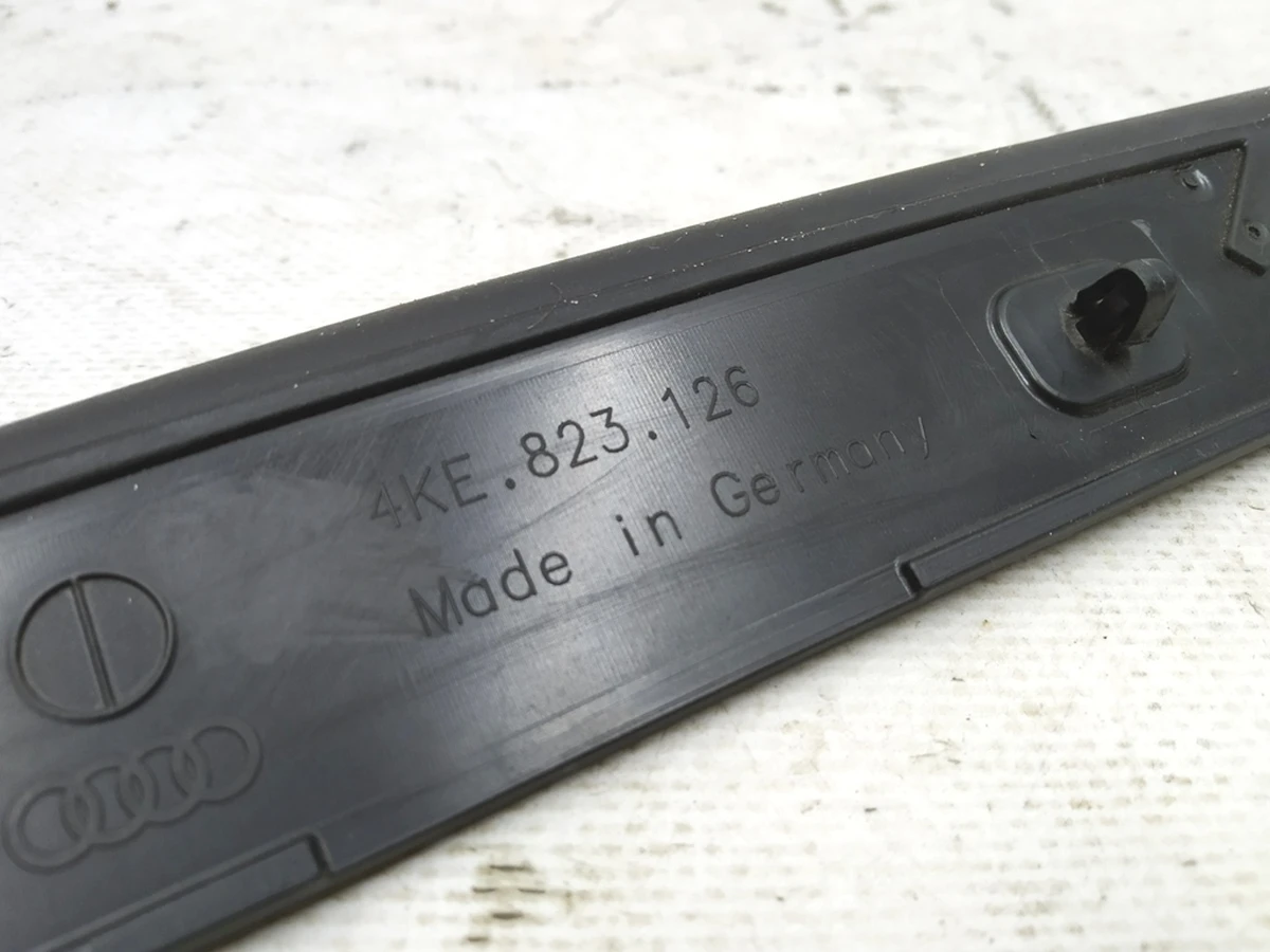 Накладка уплотнителя капота правая Audi E-tron 4KE823126