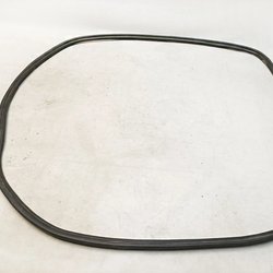 Ущільнювач кришки багажника із пошкодженням Audi E-tron 4KE827705A