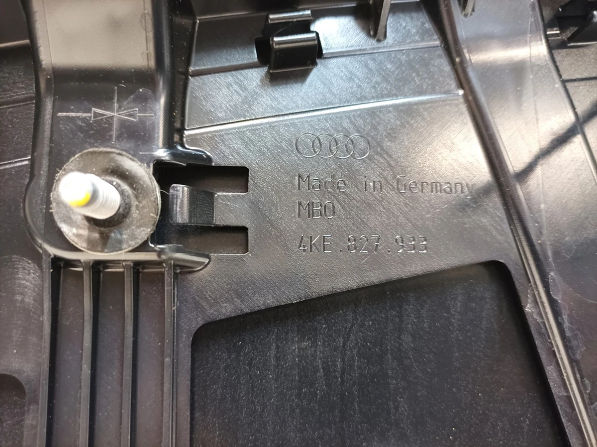 Trunk lid spoiler with brake light assembly Paint code: LY9T Audi E-tron 4KE827933