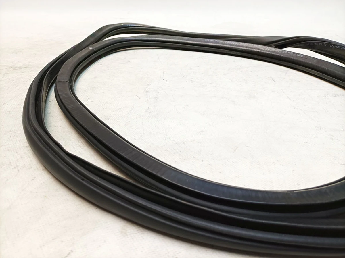 Уплотнитель двери передней внутренний слева и справа Audi E-tron 4KE831721A