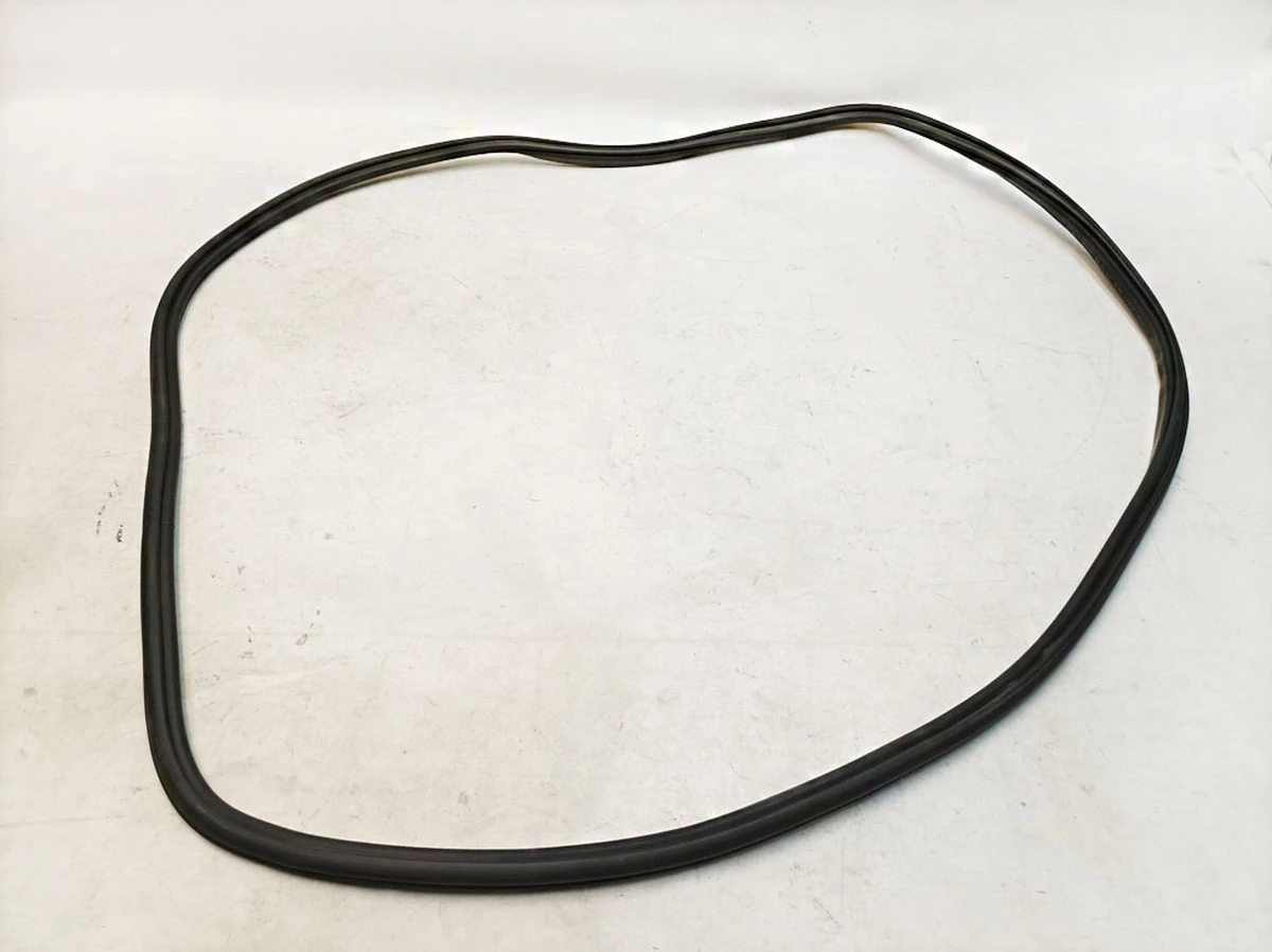 Уплотнитель двери передней внутренний слева и справа Audi E-tron 4KE831721A