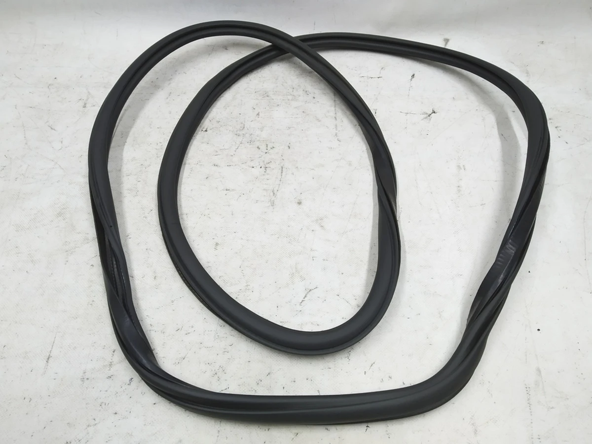 Уплотнитель двери передней внутренний слева и справа Audi E-tron 4KE831721A