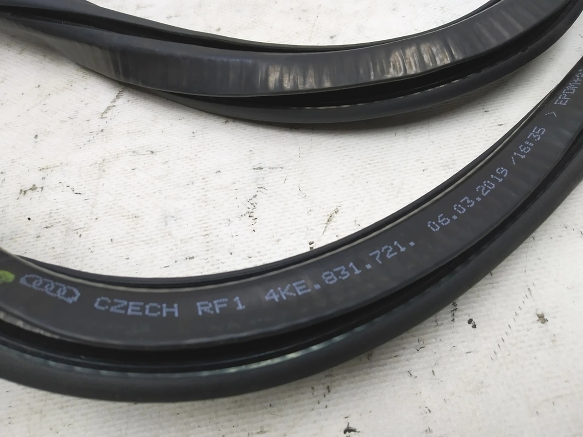 Уплотнитель двери передней внутренний слева и справа Audi E-tron 4KE831721A