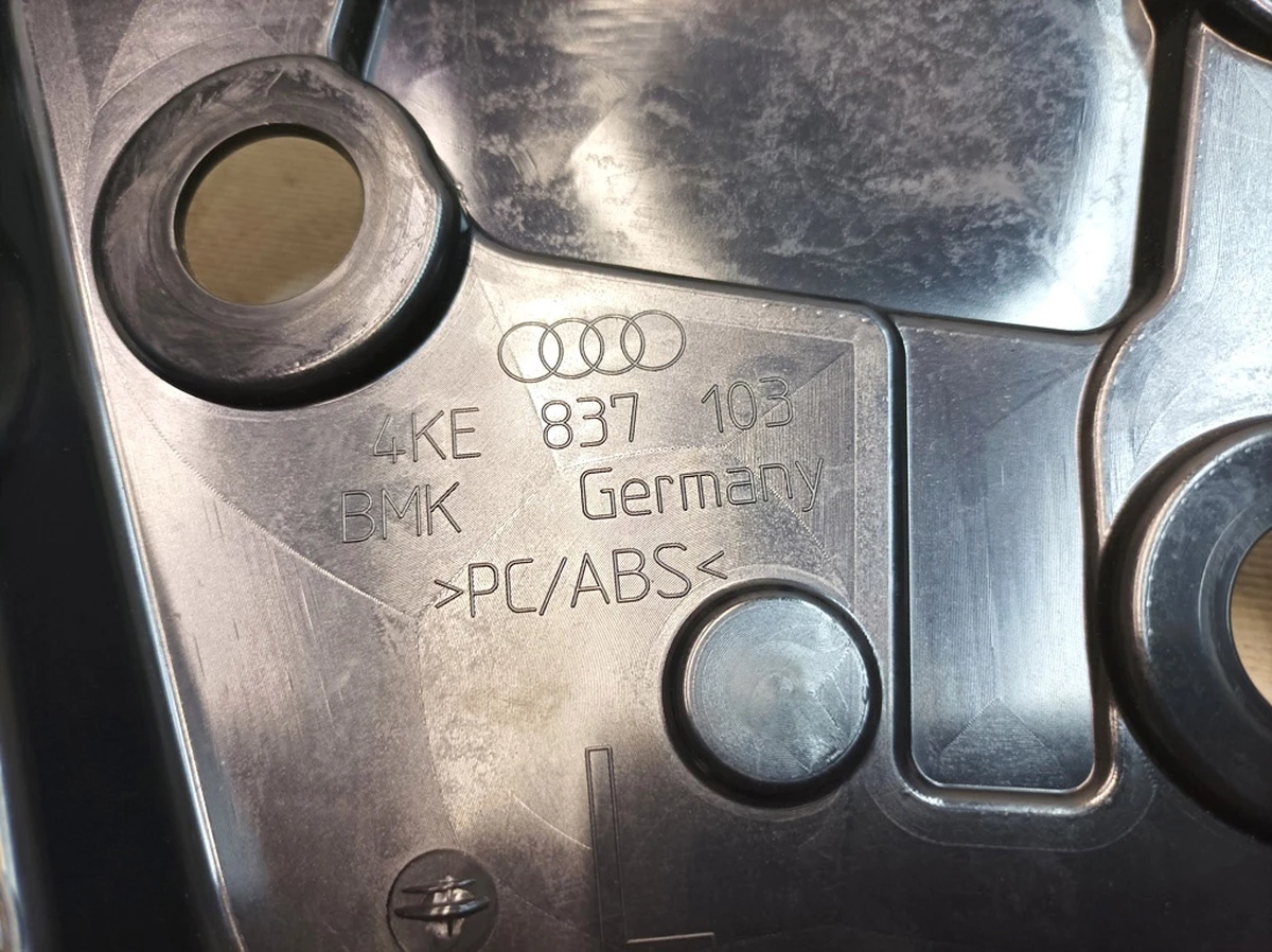 Накладка внутрішньої панелі дверей ліва з пошкодженням Audi E-tron 4KE837103