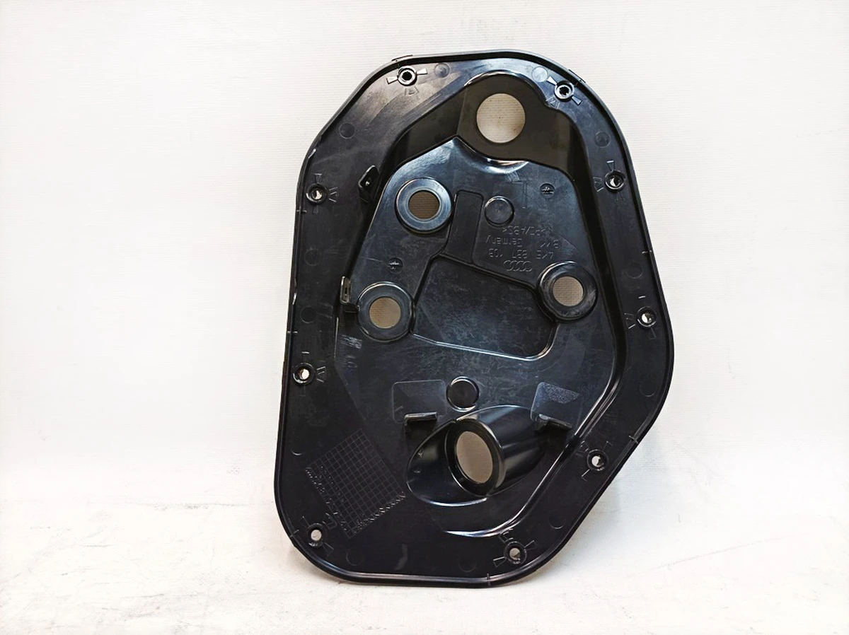 Накладка внутрішньої панелі дверей ліва з пошкодженням Audi E-tron 4KE837103