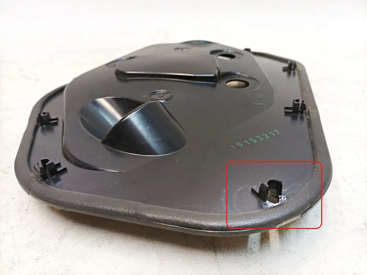 Накладка внутрішньої панелі дверей ліва з пошкодженням Audi E-tron 4KE837103