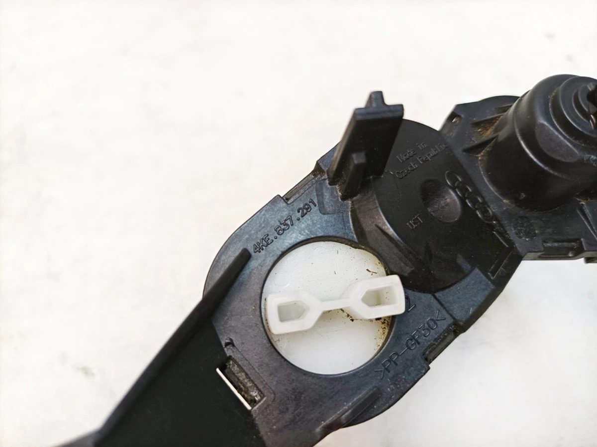 Модуль передачи (механизм открытия двери ключом) сторона водителя Audi E-tron 4KE837291