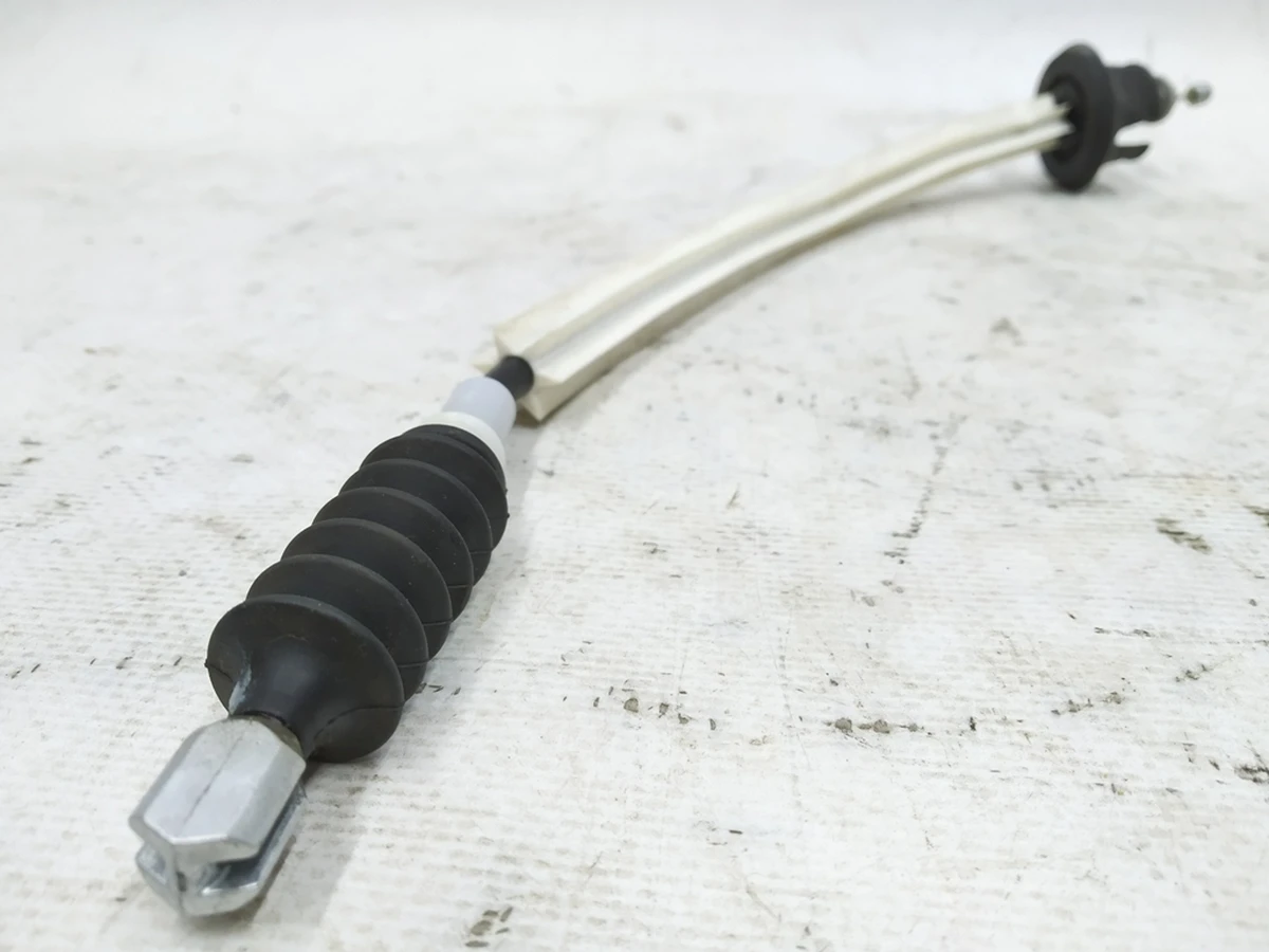 Трос замку двері передньої правої лівої Audi E-tron 4KE837315