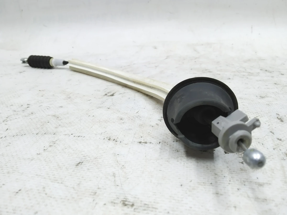 Трос замку двері передньої правої лівої Audi E-tron 4KE837315