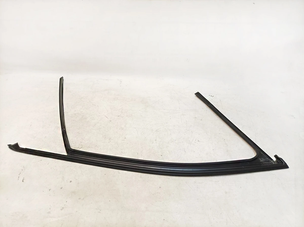 Ущільнювач-напрямне скло переднього лівого Audi E-tron 4KE837431B