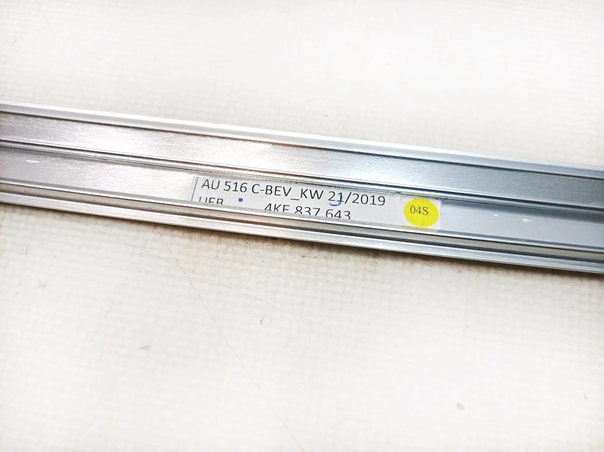 Молдинг двери передней левой верхний Audi E-tron 4KE837643