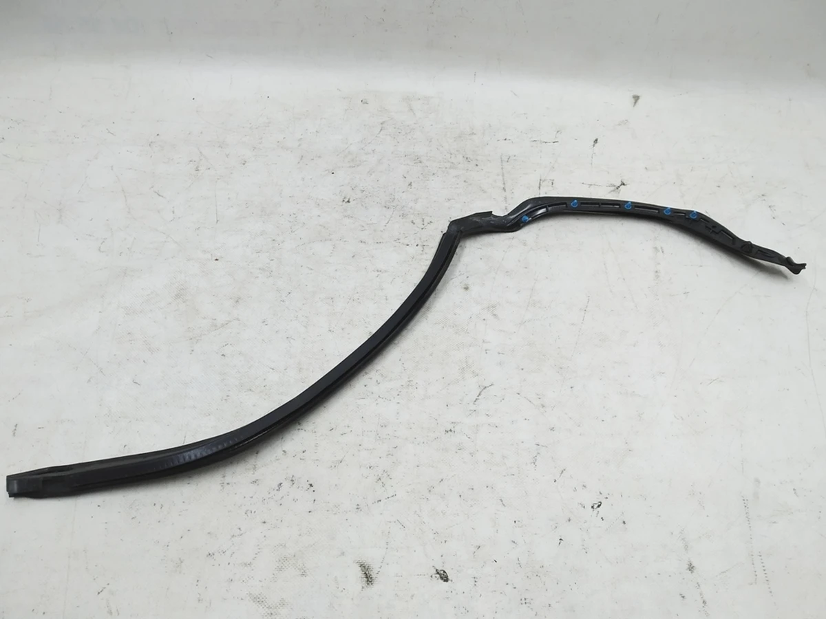 Уплотнитель двери задней правой наружный Audi E-tron 4KE839120A